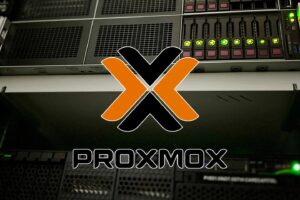 Logo von Proxmox. Im Hintergrund ein Serverrack.